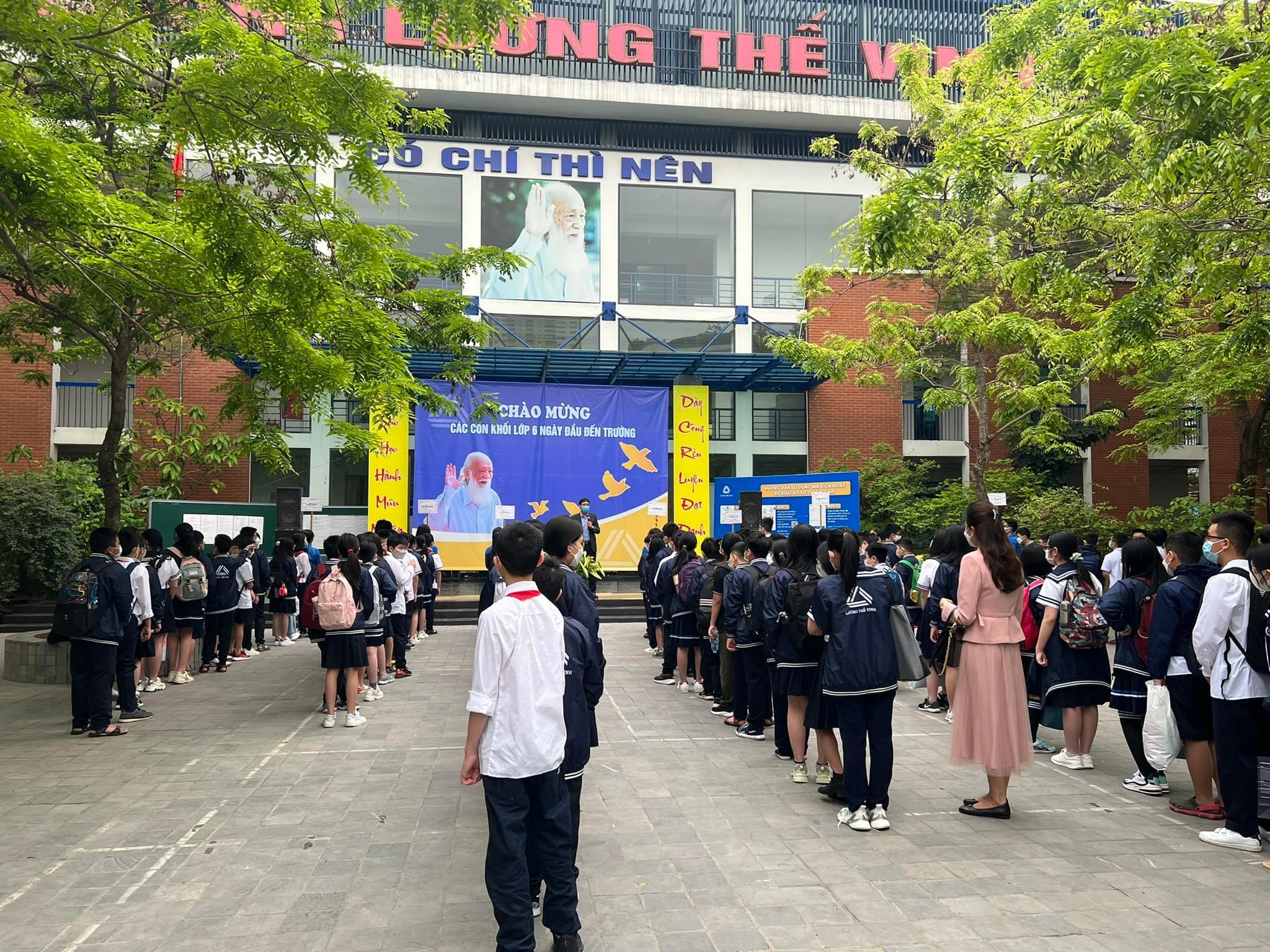 Students in grades 1-6 in Hanoi are as eager to go to school as the opening day, many of them wake up at 5am