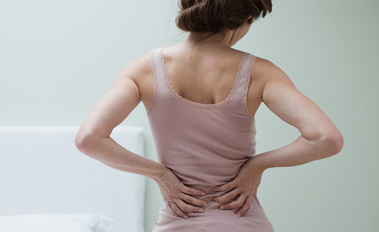 Young people suffering from herniated disc, how to distinguish it from normal back pain