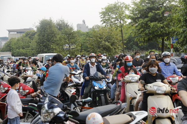 On the day students of grades 1-6 in Hanoi went to school, there was a terrible traffic jam, many parents did not wear helmets, grimacing and jostling for 30 minutes to “escape” at the school gate.