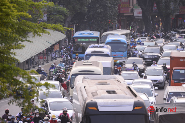 Hà Nội: Đường phố tắc cứng, bến xe vắng teo trước kỳ nghỉ lễ