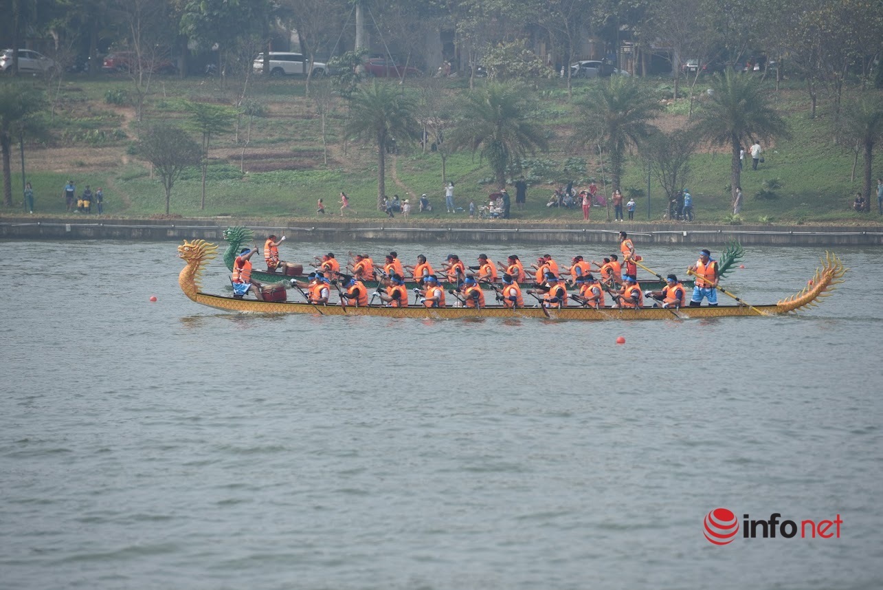 Hàng nghìn người chen chân, đội nắng xem đua bơi chải trên hồ Công viên Văn Lang