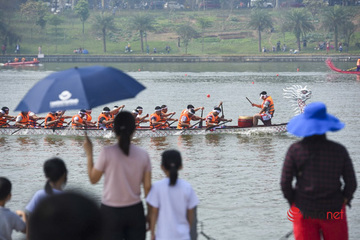 Hàng nghìn người chen chân, đội nắng xem đua bơi chải trên hồ Công viên Văn Lang