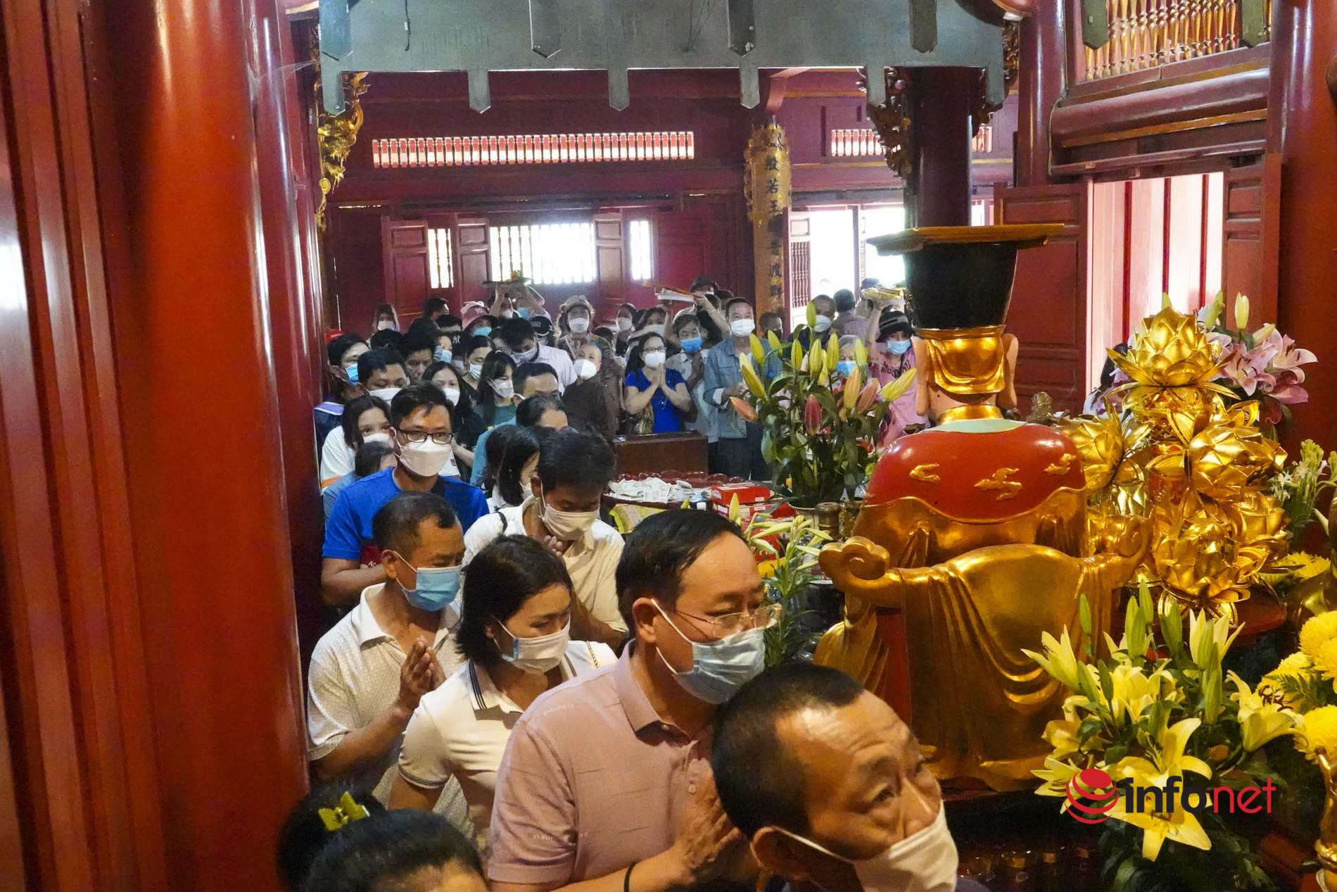 Hàng vạn người đổ về khu di tích lịch sử Đền Hùng trước ngày giỗ Tổ