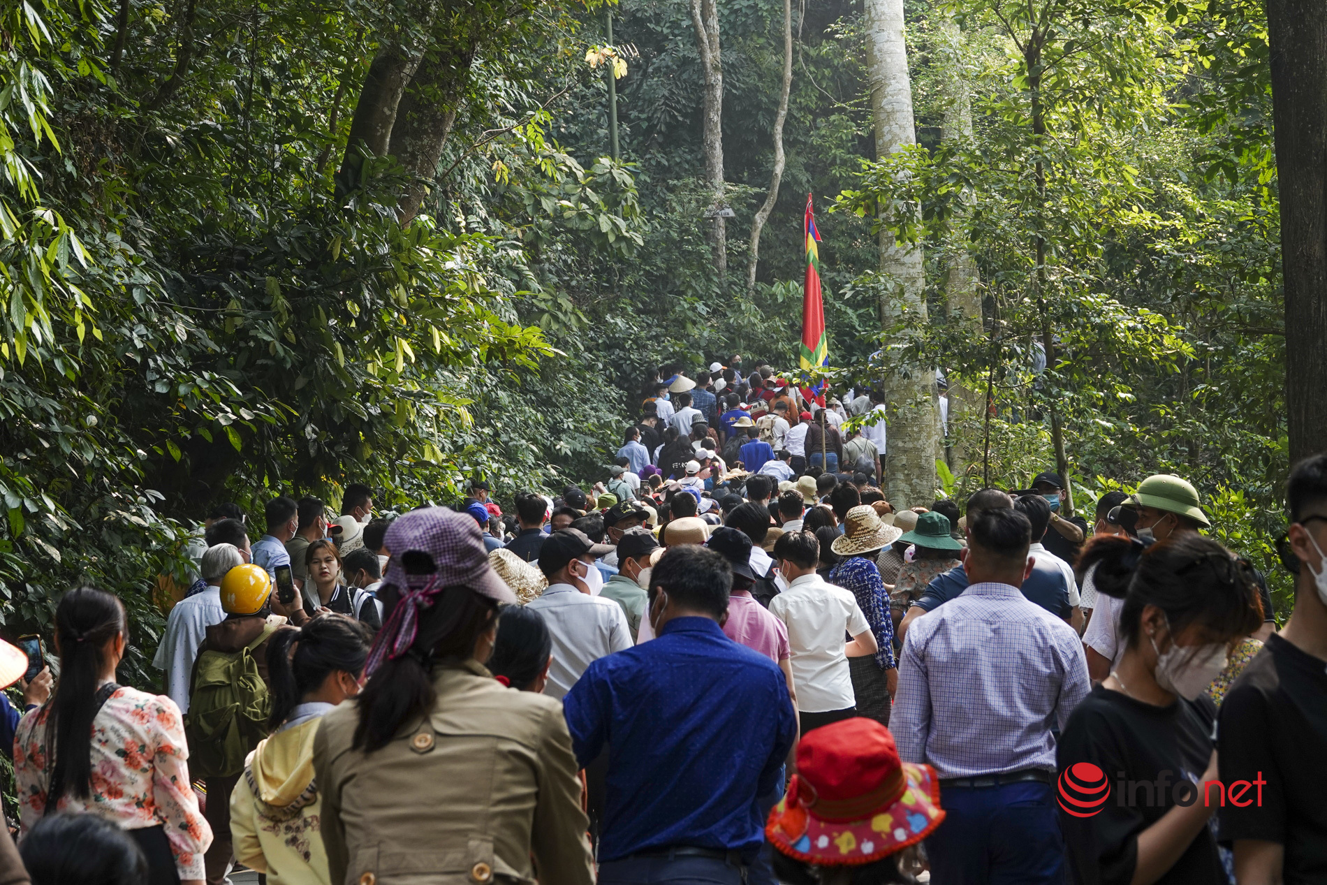 Hàng vạn người đổ về khu di tích lịch sử Đền Hùng trước ngày giỗ Tổ