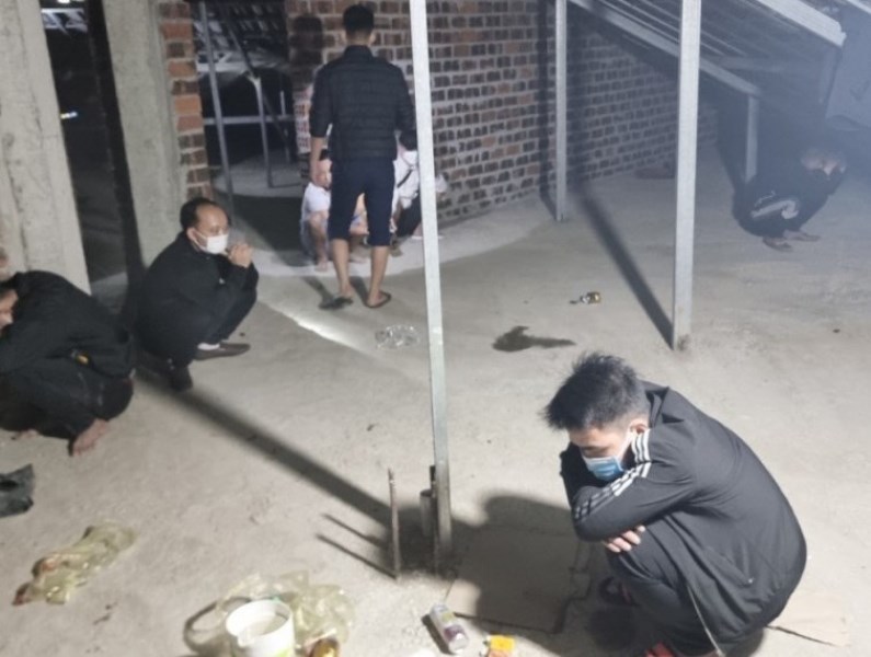 Hà Tĩnh: Đột nhập gác mái, bắt giữ 12 đối tượng đánh bạc, thu 124 triệu đồng