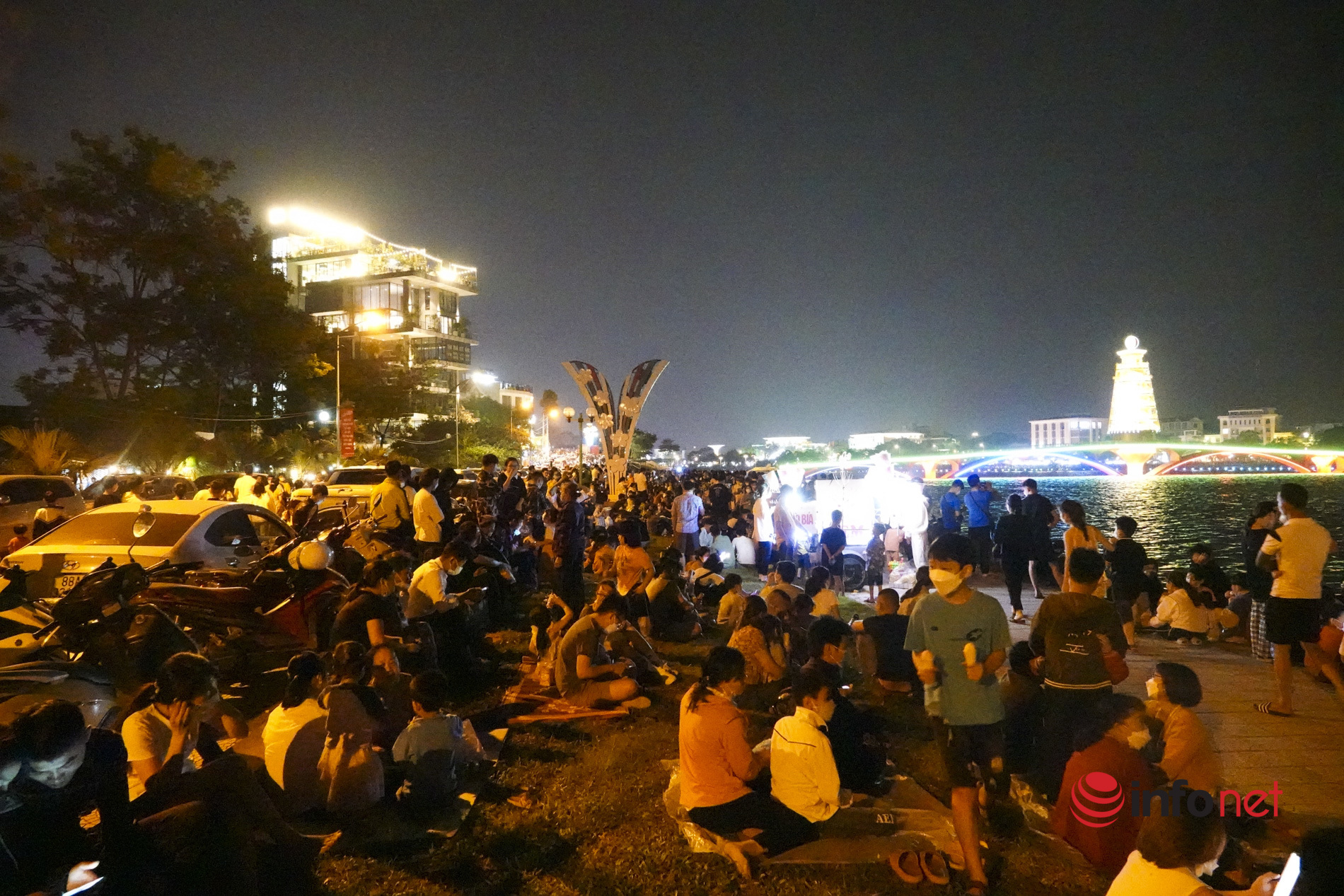 Phú Thọ: Vạn người đổ về công viên Văn Lang xem bắn pháo hoa