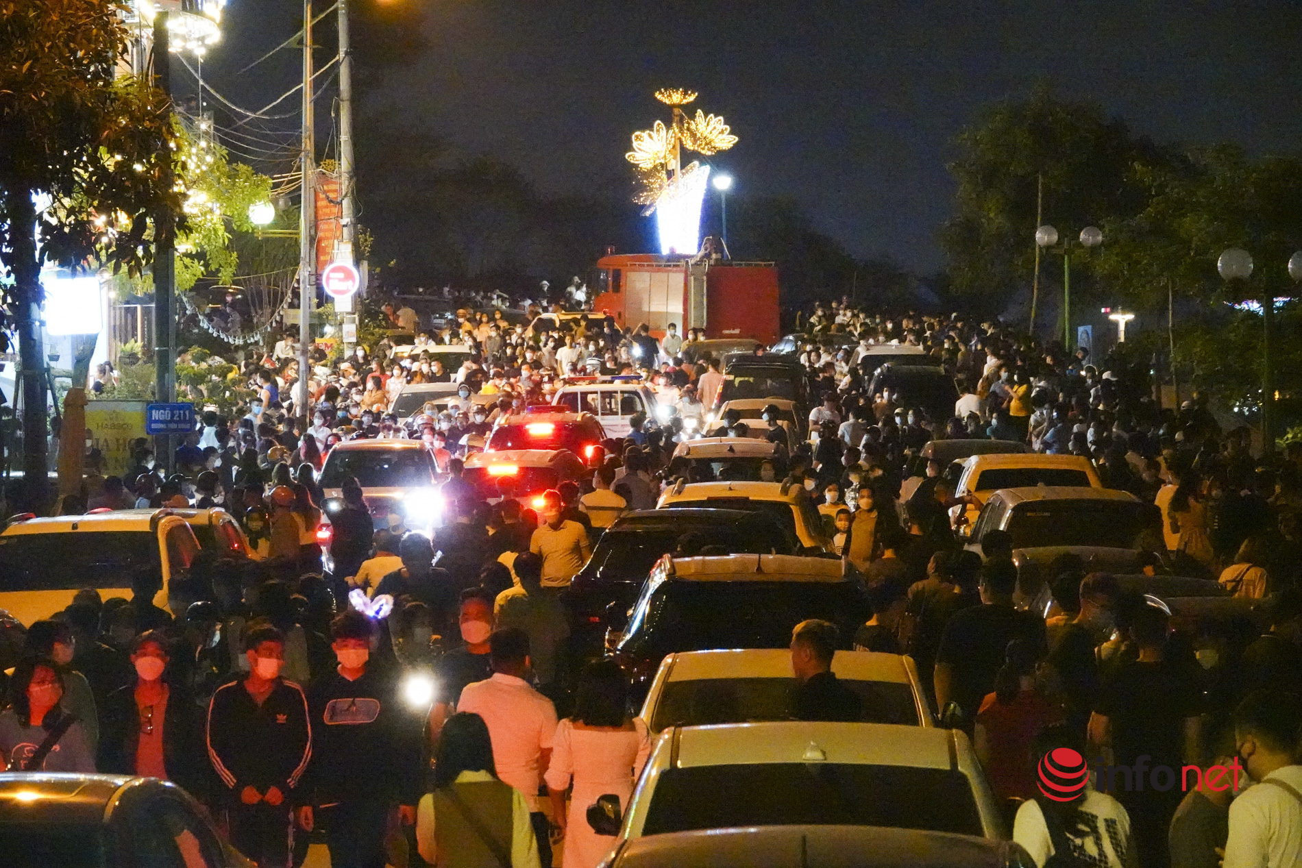 Phu Tho: Thousands of people flocked to Van Lang Park to watch fireworks early, the streets were packed
