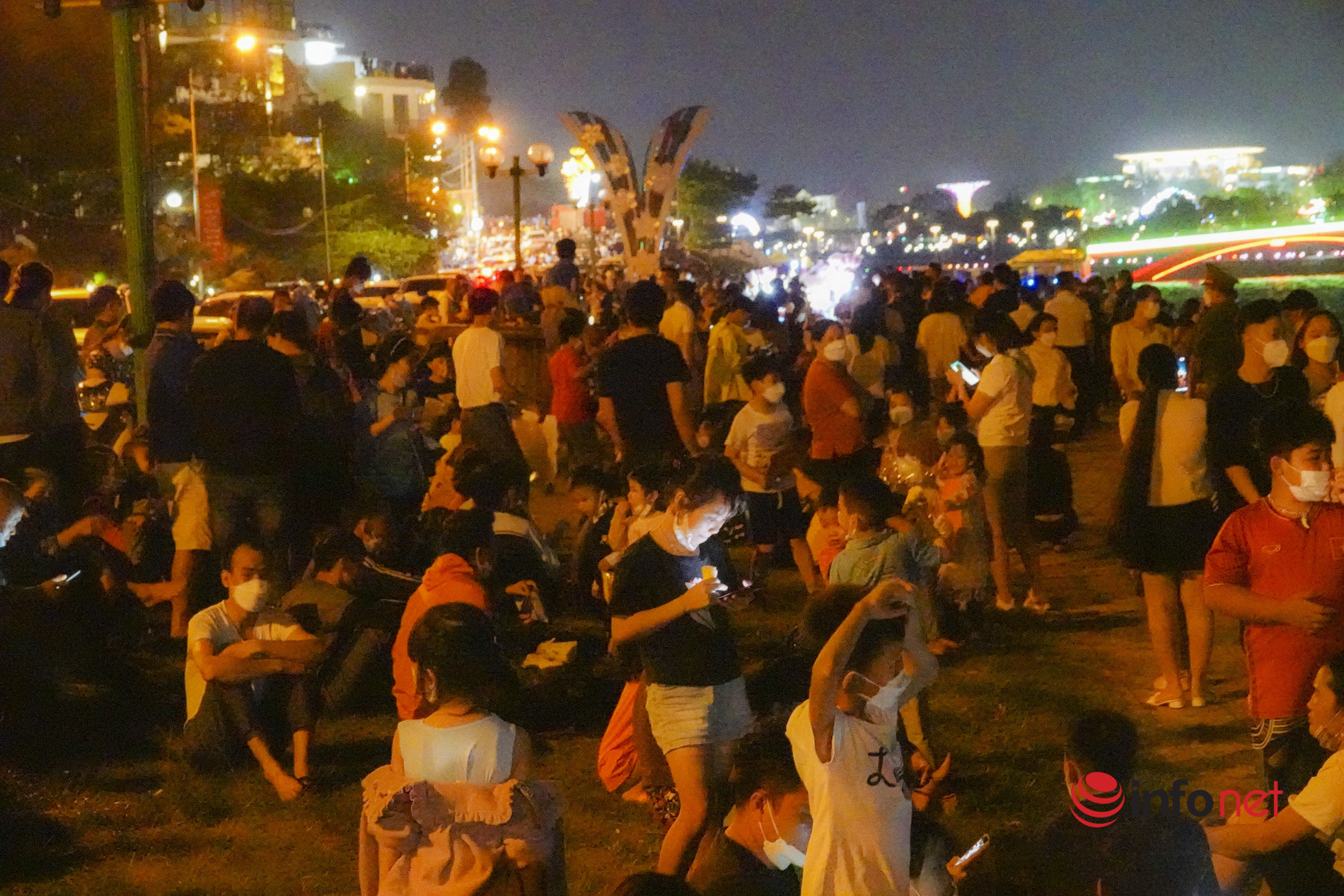 Phu Tho: Thousands of people flocked to Van Lang Park to watch fireworks early, the streets were packed