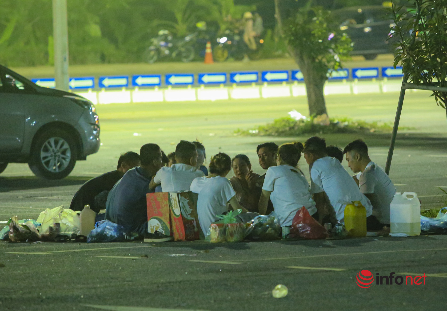 Thức thâu đêm dưới chân núi Nghĩa Lĩnh chờ sáng ra vào dâng hương giỗ tổ