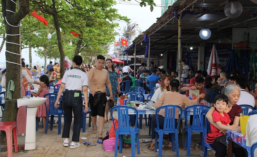 Tourists flock to crowded, Cua Lo beach welcomes thousands of visitors every day
