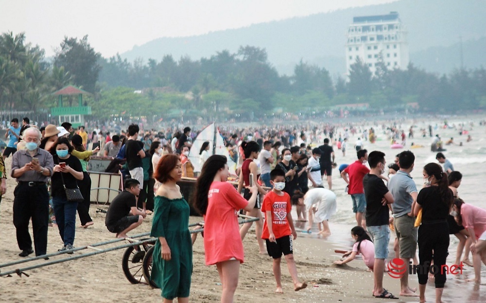 Tourists flock to the holiday season, Cua Lo beach town welcomes thousands of visitors every day.