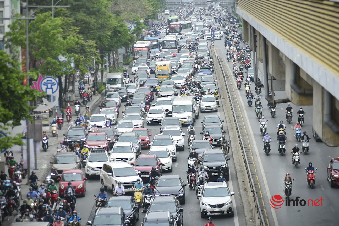 Đường phố Hà Nội lại tắc cứng suốt buổi sáng