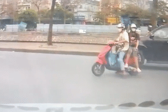 Những clip bi hài 'tự rước họa vào thân' khi đi xe máy, tình huống nào cũng khiến khổ chủ 'ê mặt'