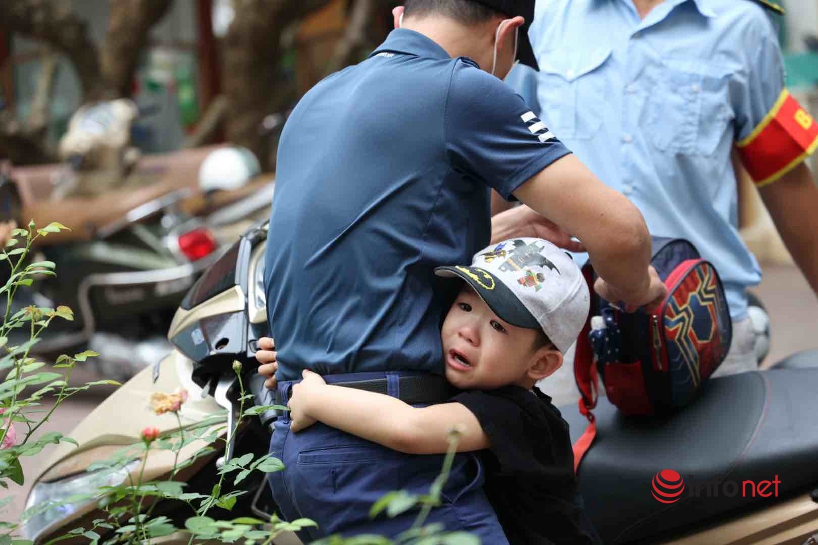 Hà Nội: Trẻ nhỏ khóc váng trường mầm non sáng nay