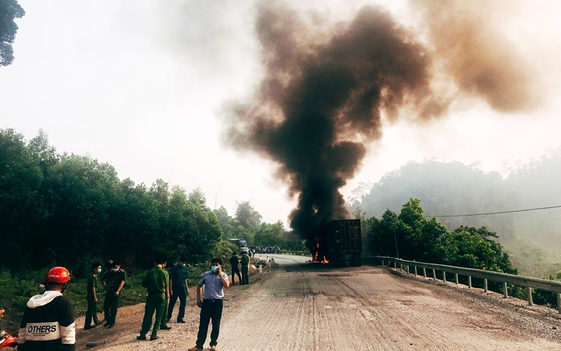 Quang Nam: Container trucks carrying timber burst into flames on Ho Chi Minh Road