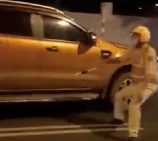 Unlicensed driver resists traffic police orders when being checked