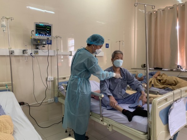 Hanoi patient lost 10kg, comatose because of Covid-19