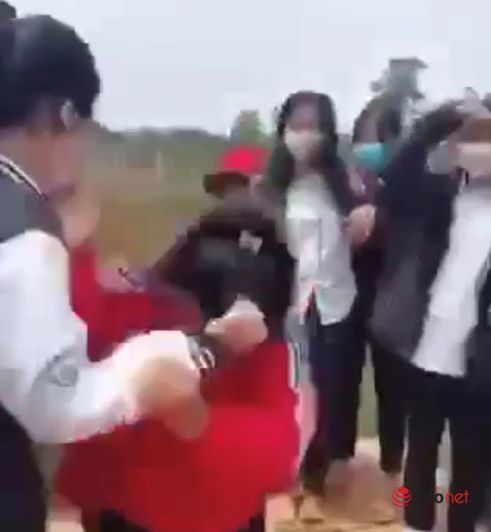 Đắk Lắk: Hai nhóm nữ sinh cấp 3 đánh nhau túi bụi - 'dấu lặng' trong văn hóa ứng xử học đường