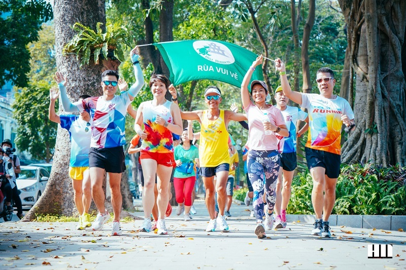 Theo chân “dị nhân” Long marathon đang chạy bộ xuyên Việt gần 3.000km