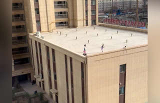 Đám trẻ vô tư trượt patin trên sân thượng chung cư khiến người nhìn 'hãi hùng'