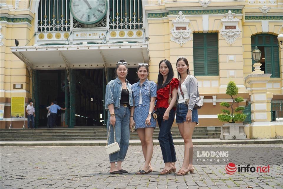 The center of Ho Chi Minh City is no longer 'hibernation', crowded with tourists to check-in