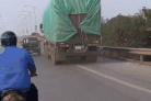 Xe container liều lĩnh đánh võng 'né' lực lượng chức năng khiến người đi đường sợ 'xanh mắt'