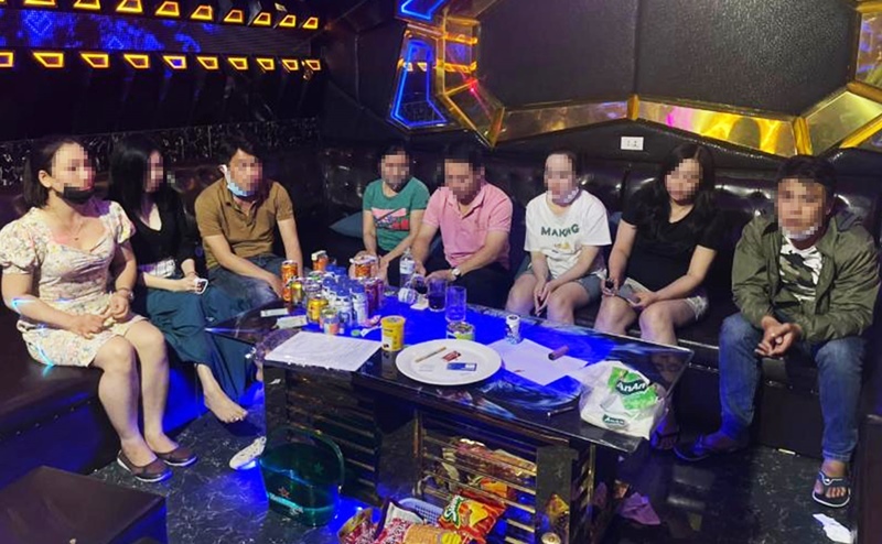 Quang Nam: Dozens of men and women “high” with drugs in karaoke bars