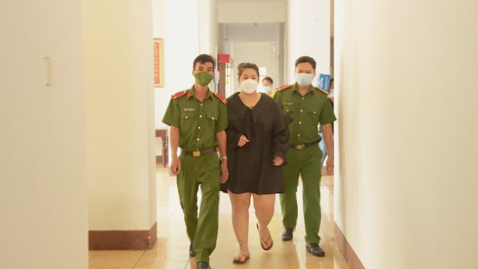 Bị chồng đánh đập khi đang hoãn thi hành án tù, bị cáo mang 2 con trốn từ Yên Bái vào Đắk Lắk