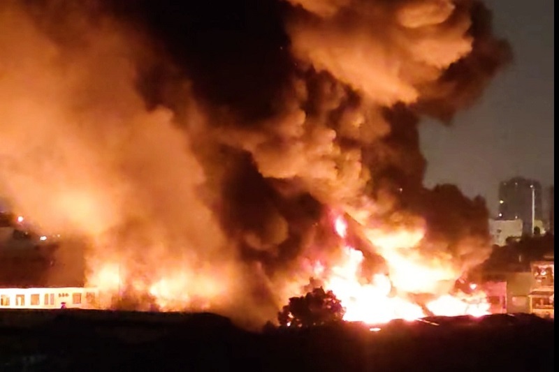 Hot: Big fire at dawn at a wood factory in Gia Lam, Hanoi