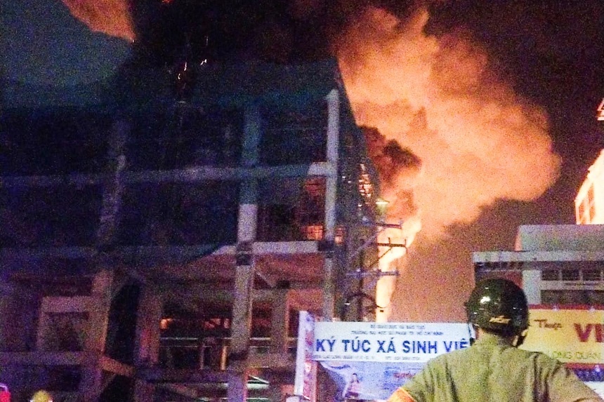 2 big fires in a row in the night in Ho Chi Minh City
