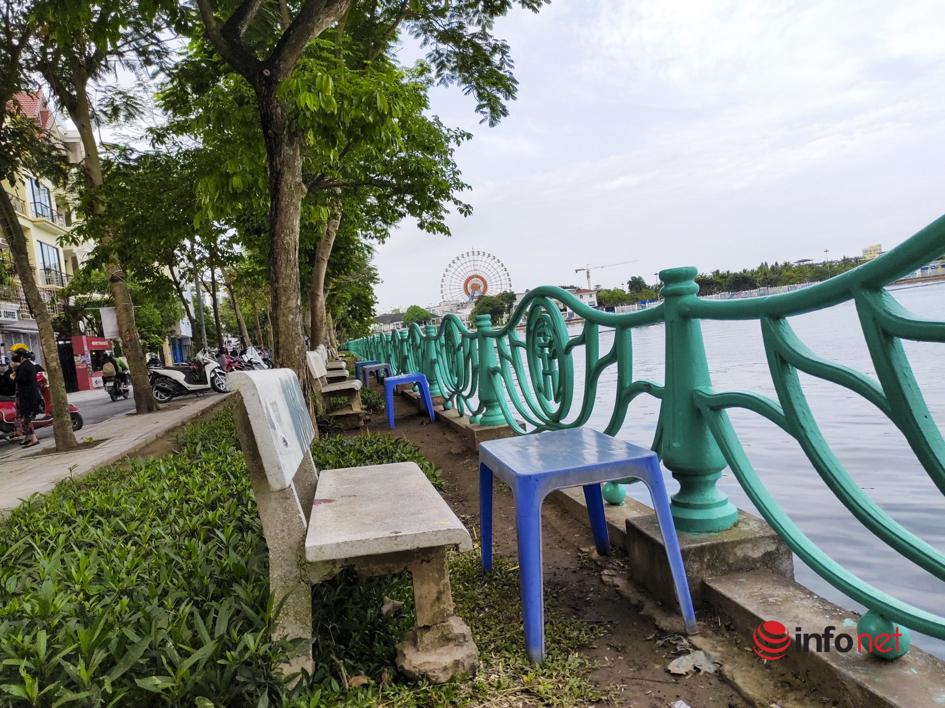 Xếp ghế che ô như bãi biển ven hồ Tây, ghế đá công cộng muốn ngồi phải trả tiền mua nước