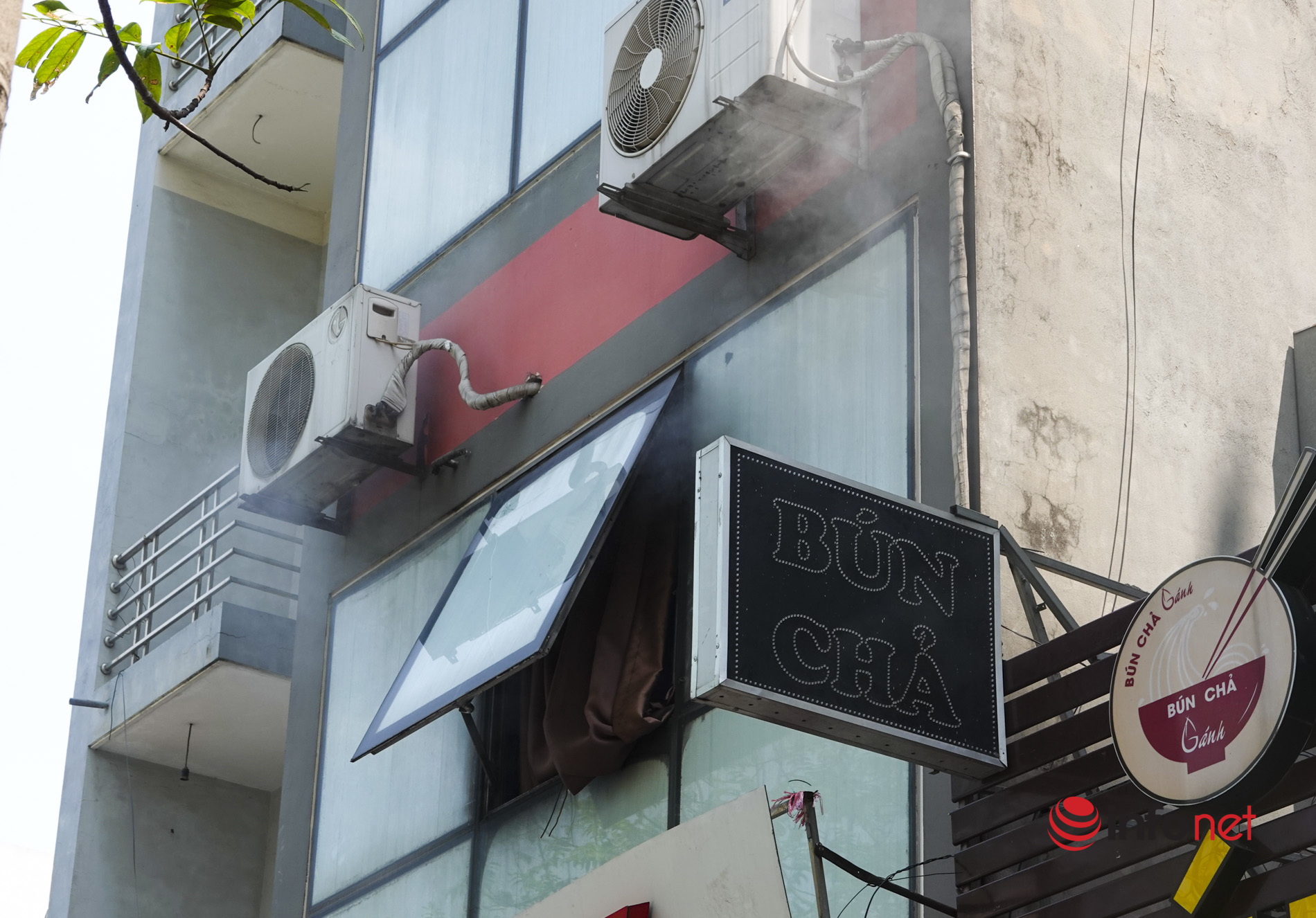 Hà Nội: Cháy quán bún chả lan sang cửa hàng massage, khách hàng bỏ chạy tán loạn