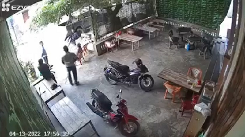 Nghệ An: Người đàn ông bị 2 đối tượng 'tung cước' ngất xỉu ngay trước cửa nhà