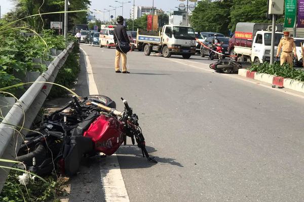 Large-displacement motorbike “nailed” to SH car, 2 people injured