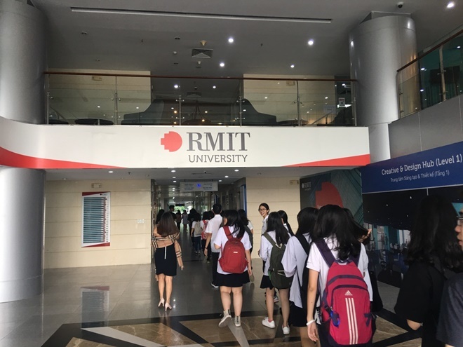 What does RMIT University say about the case of a female student ‘accusing’ the lecturer for sending many sensitive photos?