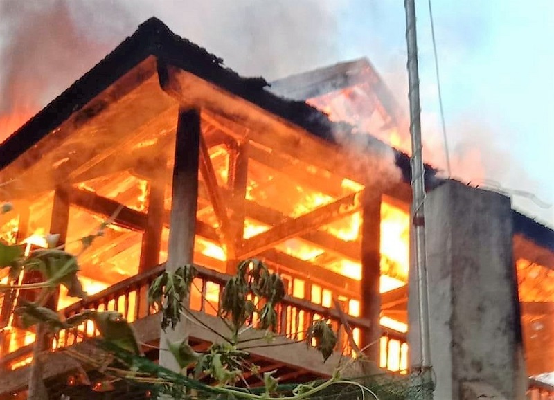 Nghe An: The house on stilts burned down, the whole family had to stay with the neighbors