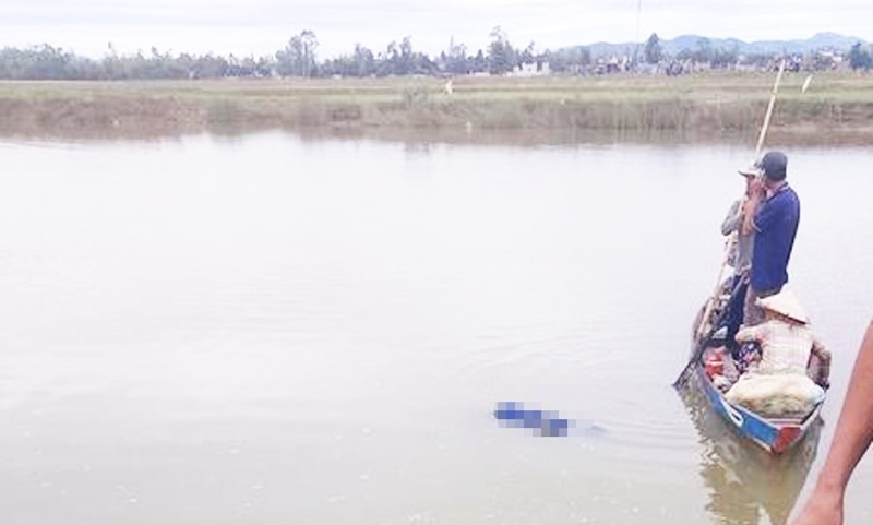 Shocked, he discovered a man’s body with his feet and hands tied and floating in the river