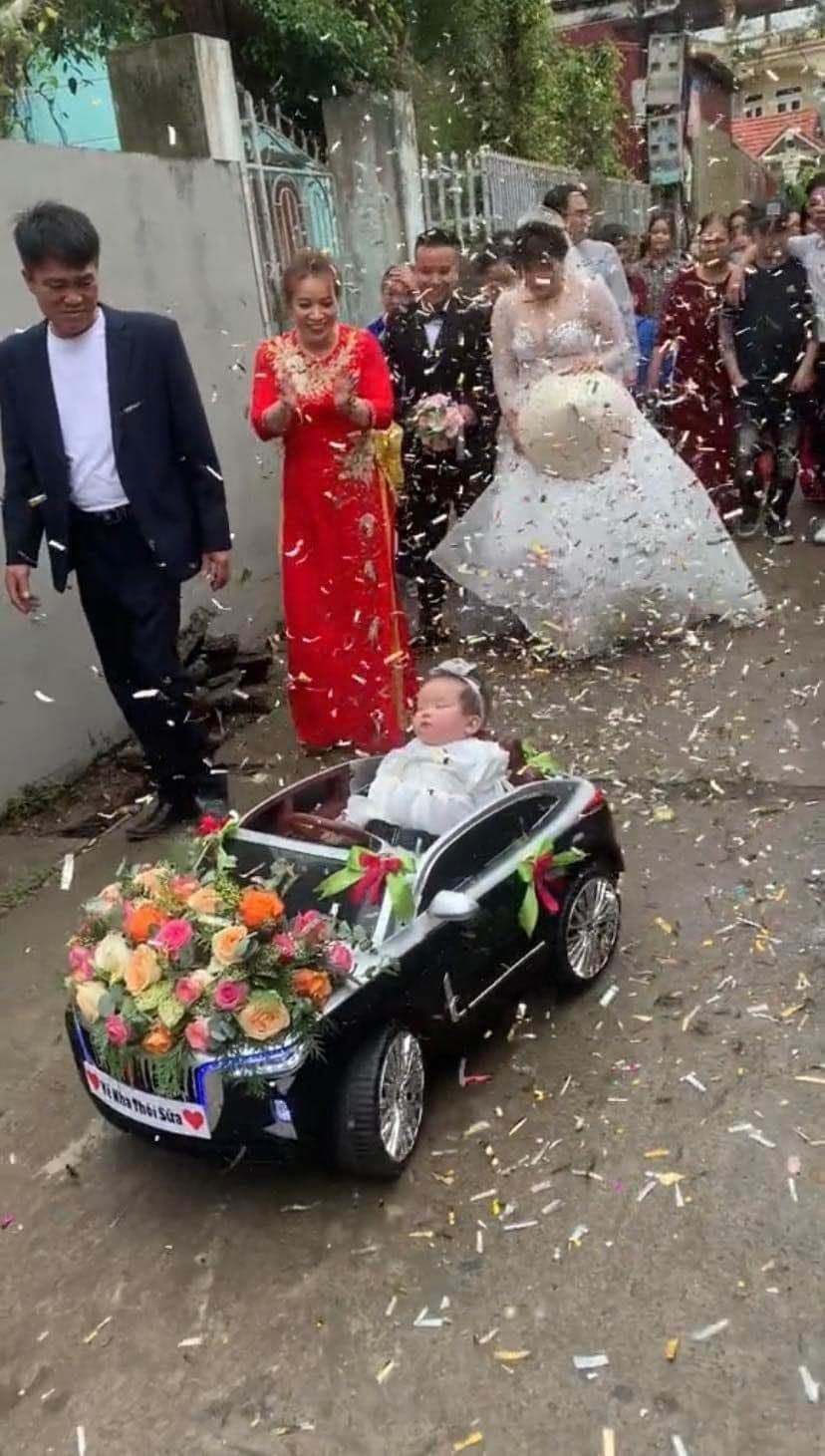Funny scene of a baby sleeping on a 'flower car' in the middle of a royal procession of brides
