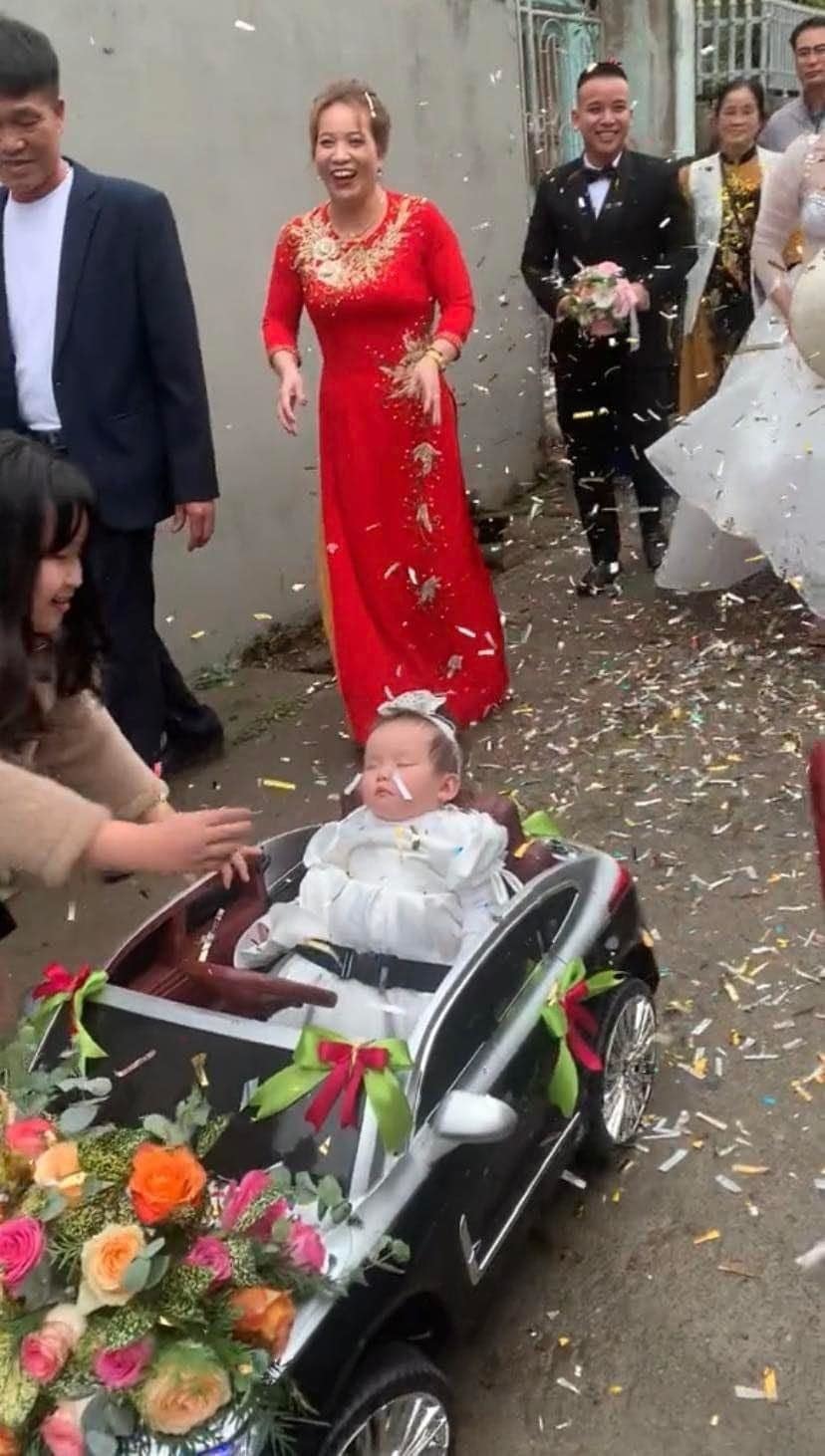 Funny scene of a baby sleeping on a 'flower car' in the middle of a royal procession of brides