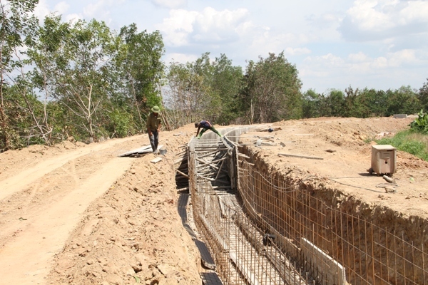 Đắk Lắk: Làm kênh thủy lợi, múc 'nhầm' 5.000m2 đất của người dân