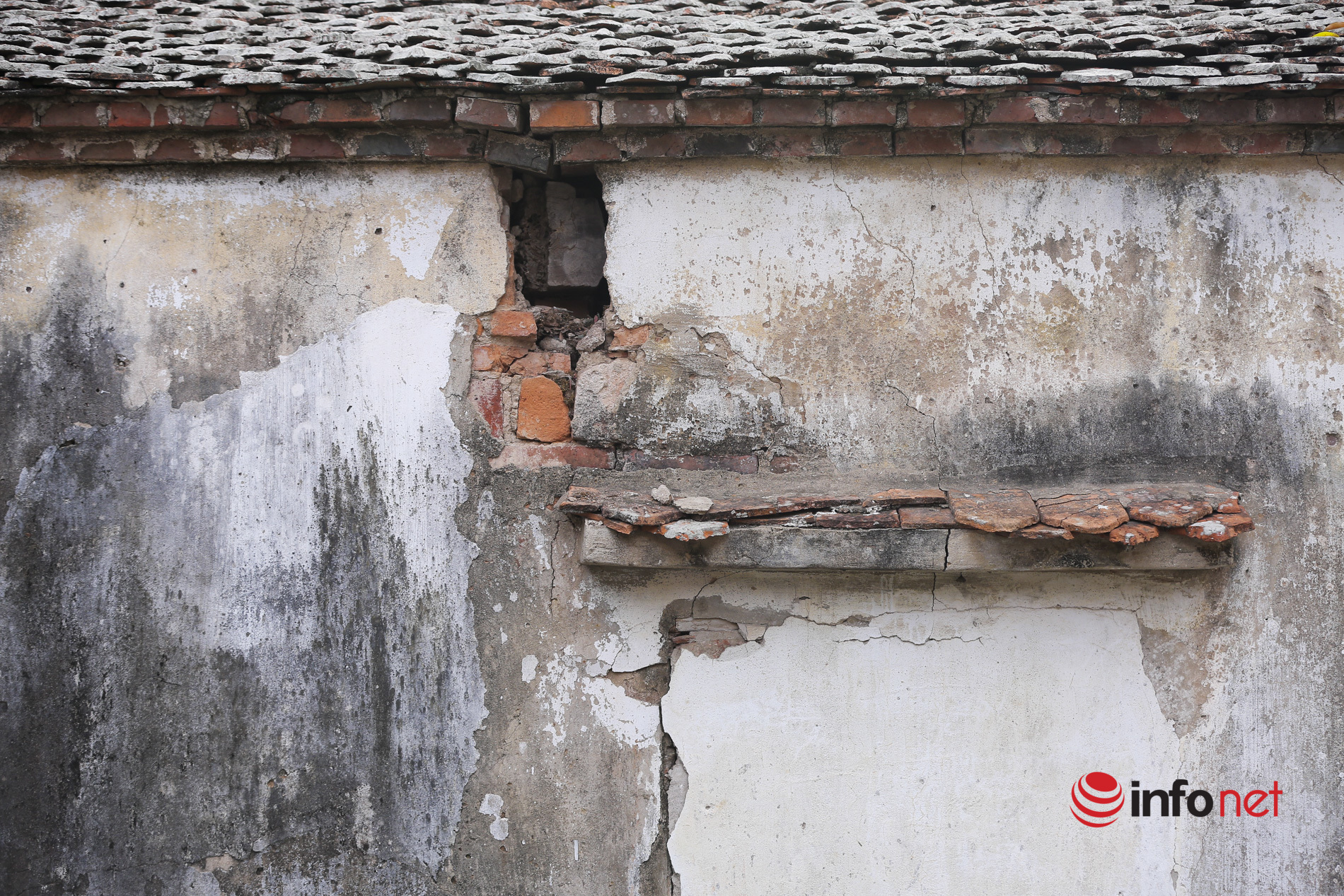 The 700-year-old ancient pagoda on the outskirts of Hanoi is in danger of collapsing