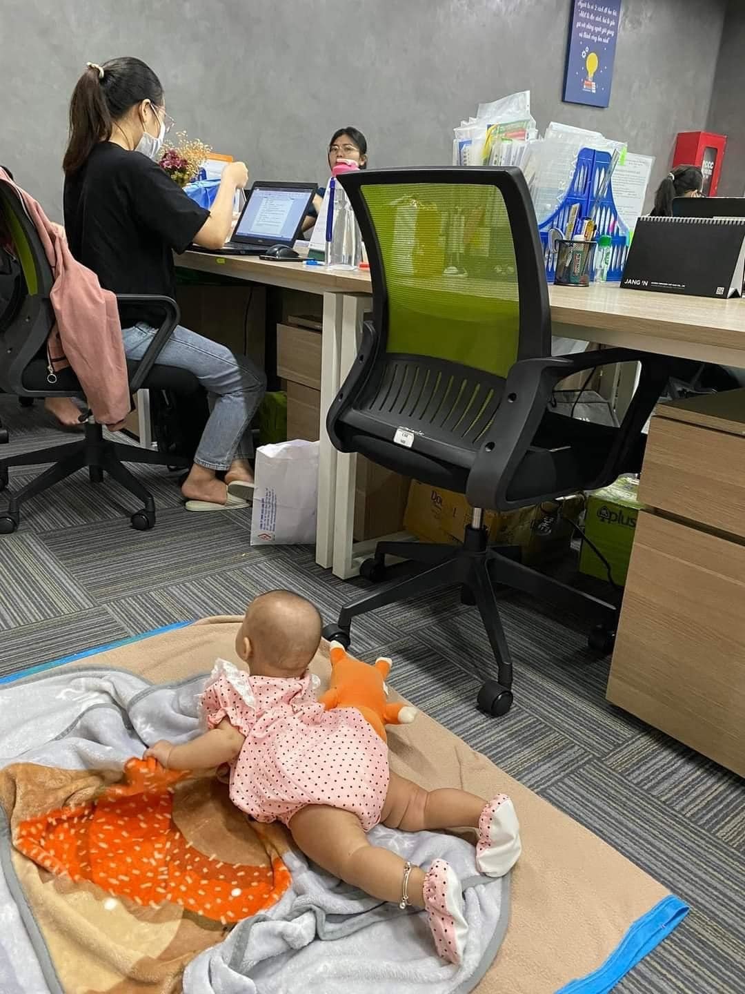 A rare sight of a baby swinging around in the middle of the office, many people empathize with his mother after the maternity leave