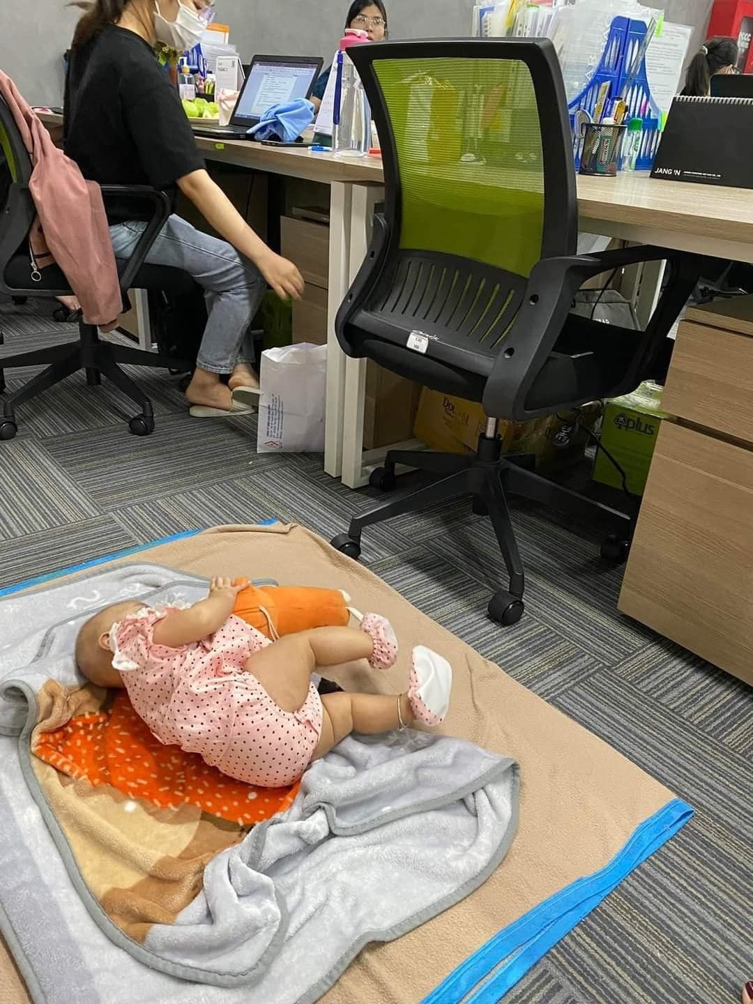 A rare sight of a baby swinging around in the middle of the office, many people empathize with his mother after the maternity leave