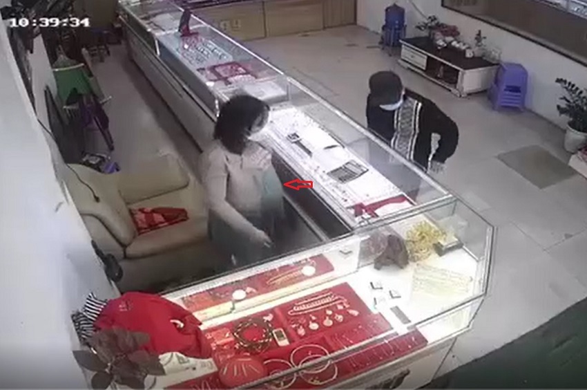 Trầm trồ 'thân thủ' bà chủ tiệm vàng bầu 8 tháng nhảy qua tủ kính đuổi theo tên cướp ở Hà Nội