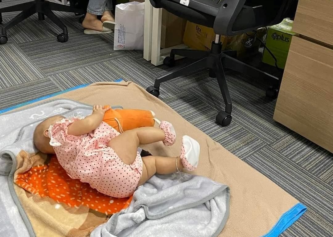 Hi hữu cảnh em bé lẫy xoành xoạch giữa công sở, bao người thấu cảm với mẹ bỉm sữa sau kỳ nghỉ thai sản