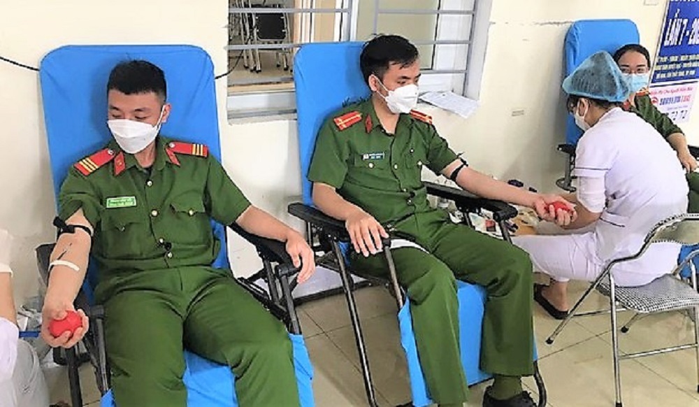Nghe An police mobilized to donate 3.5 liters of blood, in time to save patients with severe heart failure
