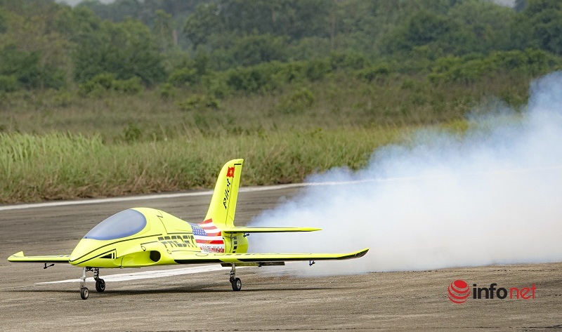 The ‘champion’ performed a model airplane contest in Hanoi, investing nearly 200 million to buy imported genuine aircraft