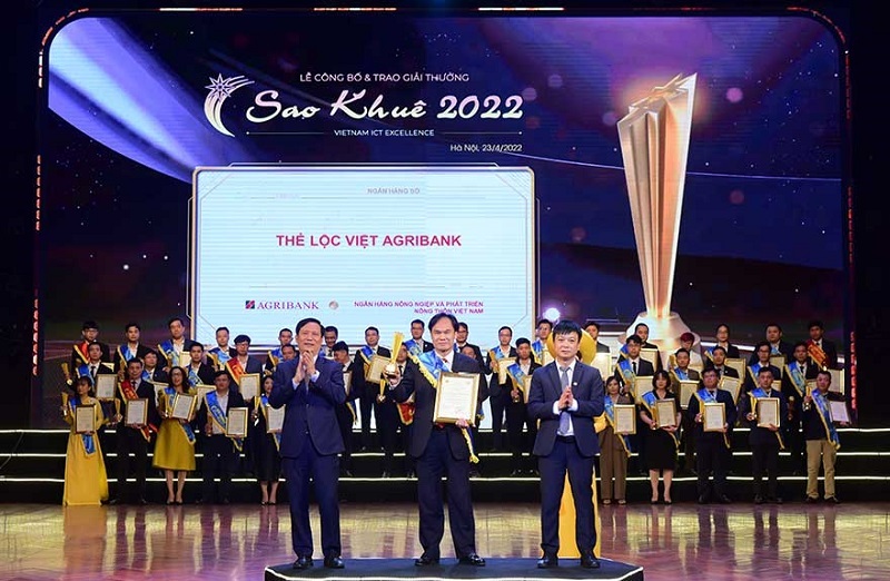 Agribank Loc Viet card won Sao Khue award 2022 for excellent IT system in Digital Banking field (Customer asked to change title)