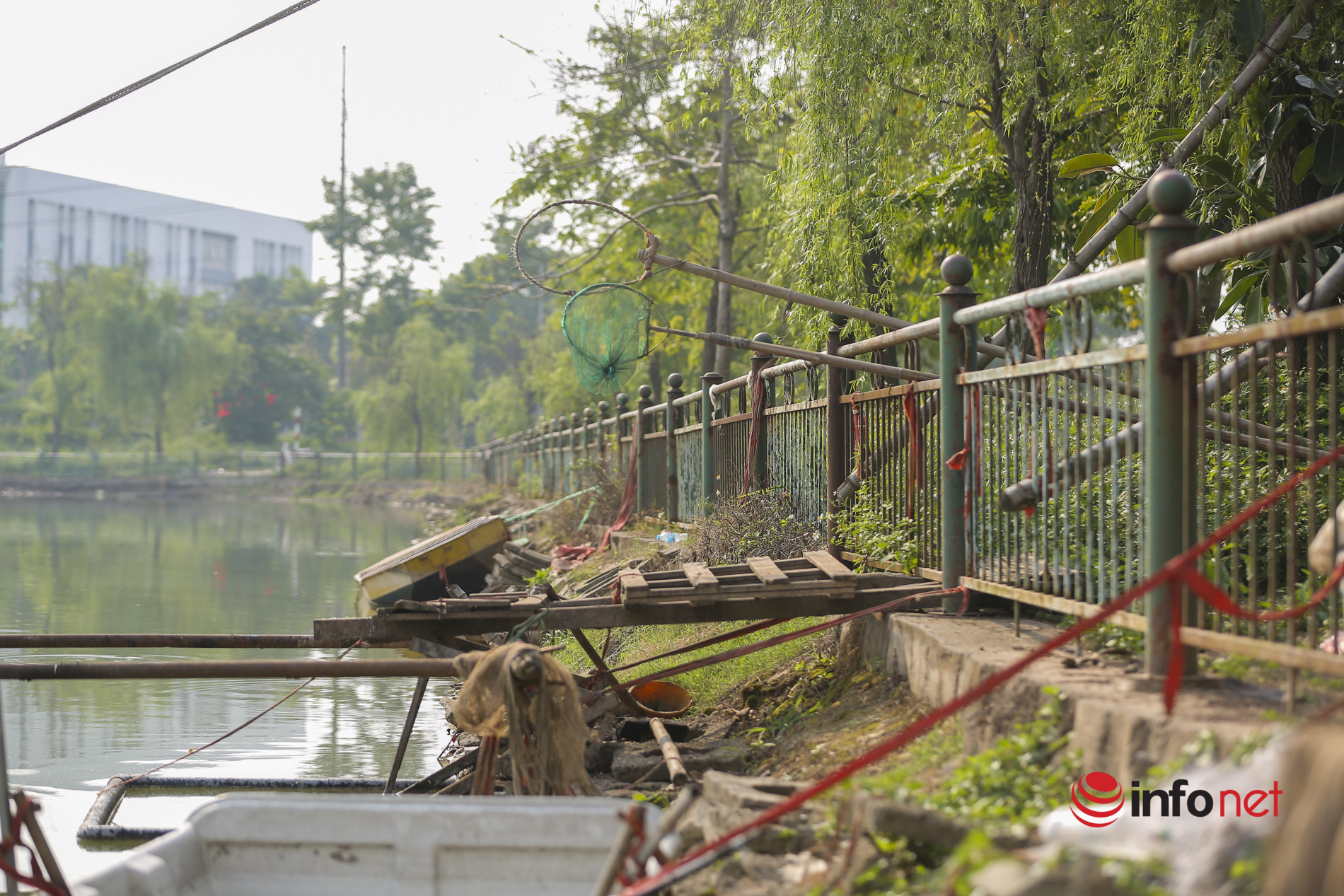 Hà Nội: Công viên biến thành hồ câu cá, nuôi gà, bãi tập xe