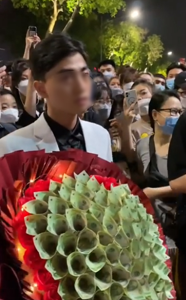 Xôn xao chuyện chàng trai tỏ tình bằng bó hoa tiền giữa đám đông